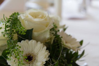  Beyaz güller ve gerberalarla zarif bir düğün çiçeği aranjmanı. Yüksek kalite fotoğraf