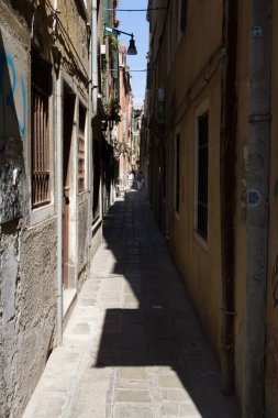 Venedik, İtalya - 24 AĞUSTOS 2013: Venedik 'in tarihi merkezinin sessiz bir bölgesinde geleneksel binalar arasında dar bir ara sokak. Yüksek kalite fotoğraf
