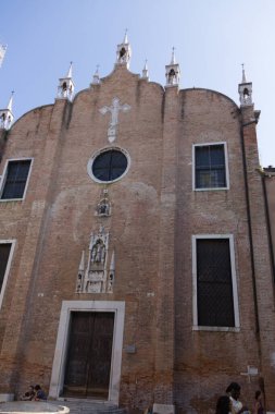 ChatGPT: VENICE, ITALY - 24 AĞUSTOS 2013: Santa Maria dei Miracoli kilisesinin kendine özgü yuvarlak dış görünüşü ve Rönesans mimarisi. Yüksek kalite fotoğraf