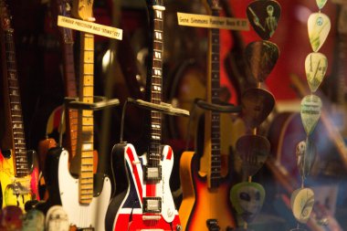 Venedik, İtalya - 24 Ağustos 2013: Bir mağaza vitrininde elektrikli gitarlar ve Venedik hatıra maskeleri sergileniyor. Yüksek kalite fotoğraf