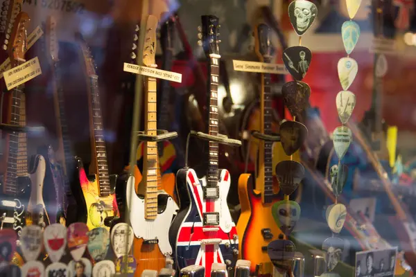 Venedik, İtalya - 24 Ağustos 2013: Venedik 'teki Union Jack temalı bir model de dahil olmak üzere renkli elektrikli gitarlarla vitrin vitrinleri. Yüksek kalite fotoğraf