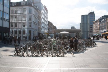 COPENHAGEN, DENMARK - 21 Eylül 2017: Park halindeki bisikletlerle ve çevresindeki modern ve tarihi binalarla Norreport İstasyonu 'nun manzarası. Yüksek kalite fotoğraf