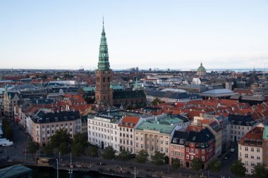 COPENHAGEN, DENMARK - 21 Eylül 2017: Kurtarıcımız Kilisesi 'nin spiral kulesiyle Kopenhag' ın çatıları üzerinde havadan görüş. Yüksek kalite fotoğraf