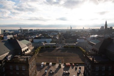 COPENHAGEN, DENMARK - 21 Eylül 2017: Bulutlu bir gökyüzü altında tarihi binalar ve su yolları ile şehir merkezinin panoramik manzarası. Yüksek kalite fotoğraf