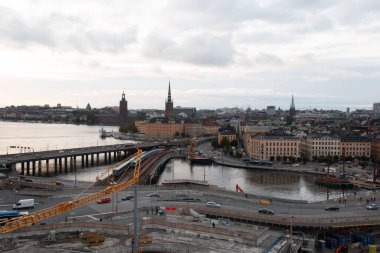 STOCKHOLM, SWEDEN - 19 Eylül 2017: Gamla Stan, Riddarfjaerden ve Belediye Binası ile Stockholm siluetinin bulanık akşam görüntüsü. Yüksek kalite fotoğraf
