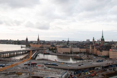 STOCKHOLM, SWEDEN - 19 Eylül 2017: Stockholm şehir merkezinin köprüleri, belediye binası ve diğer simgeleriyle panoramik manzarası. Yüksek kalite fotoğraf