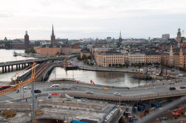 STOCKHOLM, SWEDEN - 19 Eylül 2017: Bulutlu bir günde Stockholm şehir merkezinin köprüleri, belediye binası ve diğer simgeleriyle panoramik manzarası. Yüksek kalite fotoğraf