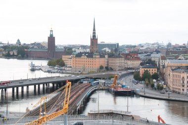 STOCKHOLM, SWEDEN - 19 Eylül 2017: Bulutlu bir günde Stockholm şehir merkezinin köprüleri ve su yollarıyla panoramik manzarası. Yüksek kalite fotoğraf