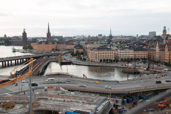 STOCKHOLM, SWEDEN - 19 Eylül 2017: Bulutlu bir günde Stockholm şehir merkezinin köprüleri, belediye binası ve diğer simgeleriyle panoramik manzarası. Yüksek kalite fotoğraf