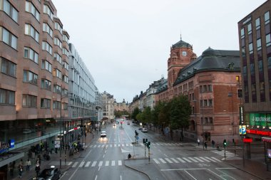 STOCKHOLM, SWEDEN - 19 Eylül 2017: Bulutlu bir günde Interhotell ve Stockholm 'deki binaların olduğu sokak sahnesi. Yüksek kalite fotoğraf