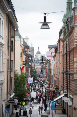 STOCKHOLM, SWEDEN - 19 Eylül 2017: Drottninggatan 'daki kalabalık, şehir merkezinde işlek bir yaya alışveriş caddesi. Yüksek kalite fotoğraf