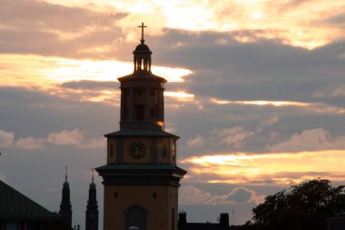 STOCKHOLM, SWEDEN - 19 Eylül 2017: Stockholm 'de dramatik bir günbatımı gökyüzüne karşı tarihi kilise veya belediye kulesi silueti. Yüksek kalite fotoğraf