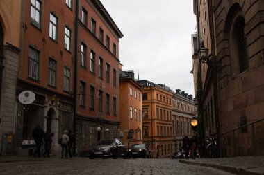STOCKHOLM, SWEDEN - 19 Eylül 2017: Stockholms Eski Kasabası 'nda tarihi binaları ve şemsiyeleri olan Cobblestone Caddesi. Yüksek kalite fotoğraf