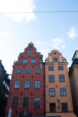 STOCKHOLM, SVEDEN - 19 Eylül 2017: Gamla Stan 'deki Stortorget Meydanı' ndaki renkli tarihi ganyan evleri. Yüksek kalite fotoğraf