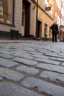 STOCKHOLM, SWEDEN - 19 Eylül 2017: Tarihi Gamla Stan veya Old Town semtindeki Cobblestone sokağı. Yüksek kalite fotoğraf