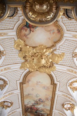 STOCKHOLM, SWEDEN - 19 Eylül 2017: Kraliyet Sarayı 'nın içinde freskler ve altın yapraklı süslü barok tavanı. Yüksek kalite fotoğraf