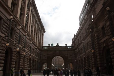 STOCKHOLM, SWEDEN - 19 Eylül 2017: Kraliyet Sarayı 'nın büyük klasik mimarisi veya Stockholm' deki kemerli ve insanlı kamu binası. Yüksek kalite fotoğraf