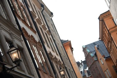 STOCKHOLM, SWEDEN - 19 Eylül 2017: Geleneksel binalar ve Gamla Stan, Stockholm 'deki sokak lambalarıyla tarihi dar sokaklar. Yüksek kalite fotoğraf