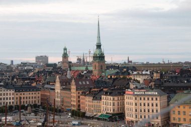 STOCKHOLM, SWEDEN - 19 Eylül 2017: Alman Kilisesi 'nin alacakaranlıkta yükselen Stockholm silueti manzarası. Yüksek kalite fotoğraf