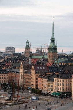 STOCKHOLM, SWEDEN - 19 Eylül 2017: Alman Kilisesi 'nin alacakaranlıkta yükselen Stockholm siluetinin dikey görüntüsü. Yüksek kalite fotoğraf