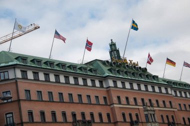 STOCKHOLM, SWEDEN - 19 Eylül 2017: Çatıda uluslararası bayraklar olan Grand Hotel cephesi. Yüksek kalite fotoğraf