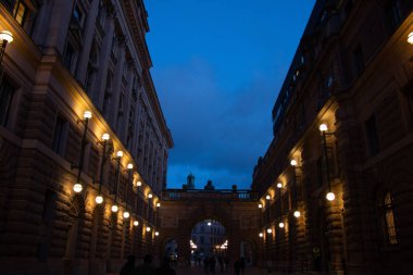 STOCKHOLM, SWEDEN - 19 Eylül 2017: Stockholm 'de bir şehir caddesi veya meydanında tarihi binalar ve sokak lambaları aydınlatıldı. Yüksek kalite fotoğraf