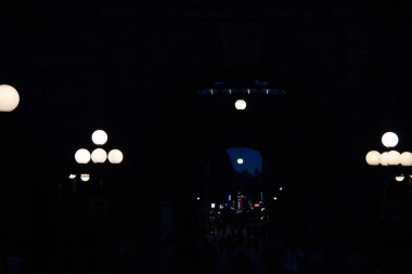 STOCKHOLM, SWEDEN - 19 Eylül 2017: Bulanık şehir ışıkları Stockholm 'de gece karanlık bir yüzeye yansıyarak bir bokeh etkisi yarattı. Yüksek kalite fotoğraf