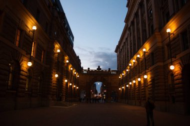 STOCKHOLM, SWEDEN - 19 Eylül 2017: Stockholm 'de bir şehir meydanı veya caddesinde tarihi binalar ve sokak lambaları aydınlatıldı. Yüksek kalite fotoğraf