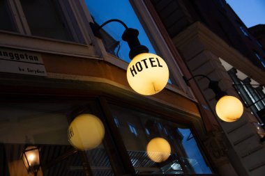 STOCKHOLM, SWEDEN 19 Eylül 2017: gece Gamla Stan 'deki bir binanın ışıkları ve ışığı. Yüksek kalite fotoğraf