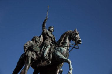 MUNICH, ALMANY - 31 Mart 2017: Odeonsplatz 'daki Kral I. Ludwig' in mavi gökyüzüne karşı binicilik heykeli. Yüksek kalite fotoğraf