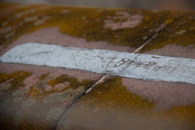 STRASBOURG, FRANCE - 27 Ağustos 2017: Çatlamış bir çizgi ve solmuş bir yazı ile yıpranmış bir sokak yüzeyine yakın çekim. Yüksek kalite fotoğraf