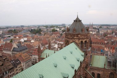 STRASBOURG, FRANCE - 27 AĞUSTOS 2017: Strasbourg Katedrali 'nin şehre bakan çatı manzarası ve katedrallerin mimari ayrıntıları ve yeşil bakır çatı. Yüksek kalite fotoğraf