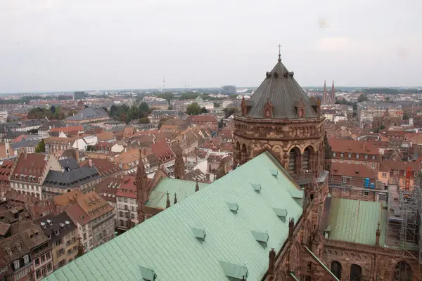 STRASBOURG, FRANCE - 27 AĞUSTOS 2017: Strasbourg Katedrali 'nin şehre bakan çatı manzarası ve katedrallerin mimari ayrıntıları ve yeşil bakır çatı. Yüksek kalite fotoğraf