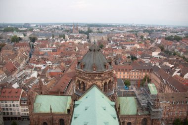 STRASBOURG, FRANCE - 27 Ağustos 2017: Strasbourg Katedrali 'nin yeşil bakır çatılı ve bulutlu gökyüzü altındaki şehir manzaralı havadan görünüşü. Yüksek kalite fotoğraf