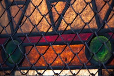 STRASBOURG, FRANCE - 27 Ağustos 2017: Notre-Dame Katedrali 'nin arka ışıklandırılmış cam penceresinin yakın çekimi. Yüksek kalite fotoğraf