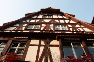 STRASBOURG, FRANCE - 27 AĞUSTOS 2017: Tarihi şehir merkezinde yarı keresteli geleneksel bir evin cephesi. Yüksek kalite fotoğraf