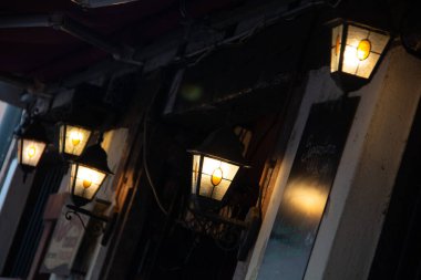 STRASBOURG, FRANCE - 27 Ağustos 2017: Strasbourg 'da alacakaranlıkta tarihi bir binanın ön cephesinde geleneksel sokak lambalarını sıcak bir şekilde yakmak. Yüksek kalite fotoğraf