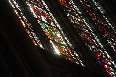 STRASBOURG, FRANCE - 27 Ağustos 2017: Notre-Dame de Strasbourg Katedrali içindeki canlı vitraylı pencereler ve mimari ayrıntılar. Yüksek kalite fotoğraf