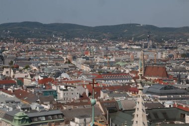 Viyana, AUSTRIA - 9 Eylül 2017 Viyana 'nın sayısız çatısı ve tarihi kulesi olan panoramik manzarası. Yüksek kalite fotoğraf