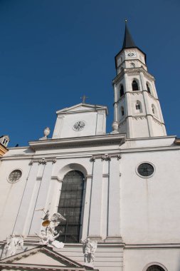 Vienna, AUSTRIA - 9 Eylül 2017: Piarist Kilisesi veya Piaristenkirche Kulesi 'nin barok cephesi ve kulesi. Yüksek kalite fotoğraf