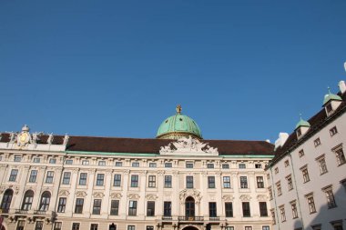 VİANNA, AUSTRIA - 9 Eylül 2017 Hofburg Sarayı 'nın açık mavi gökyüzüne karşı Michaelertrakt kanadı. Yüksek kalite fotoğraf