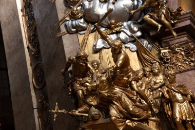  Vienna, AUSTRIA - 09 Eylül 2017: Dini bir anıtın süslü altın ayrıntıları. Yüksek kalite fotoğraf