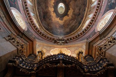  Vienna, AUSTRIA - 09 Eylül 2017: St. Peters Kilisesi 'nin iç kemerleri ve kubbesi. Yüksek kalite fotoğraf