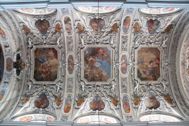  Vienna, AUSTRIA - 09 Eylül 2017: bir barok kilisesinde süslü tavan freskleri. Yüksek kalite fotoğraf