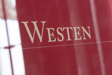 Viyana, AUSTRIA - 9 Eylül 2017: Viyana, Avusturya 'daki St. Stephens Katedrali' nin içinde Westen metni yazılı kırmızı bir tabelanın yakın çekimi. Yüksek kalite fotoğraf