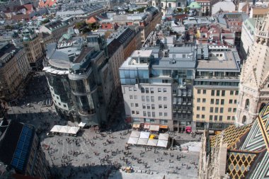 VIENNA, AUSTRIA - 9 Eylül 2017: Viyana, Avusturya 'da çatıları ve kalabalığı olan hareketli şehir meydanının panoramik görüntüsü arttı. Yüksek kalite fotoğraf