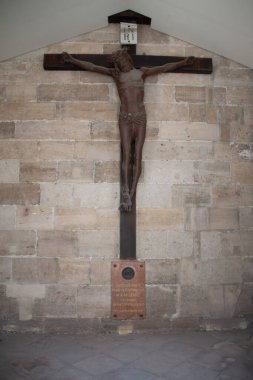 Halen Viyana Viyana, AUSTRIA - 09 Eylül 2017: Kilisenin içindeki taş bir duvarda tahta haç. Yüksek kalite fotoğraf