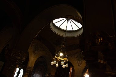 Viyana, AUSTRIA - 9 Eylül 2017: Viyana, Avusturya 'da tarihi bir binanın içinde avizeyle süslenmiş büyük bir kubbede dairesel tavan penceresi veya oculus. Yüksek kalite fotoğraf