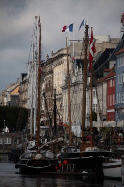 COPENHAGEN, DENMARK - 21 Eylül 2017: Nyhavn liman bölgesinde tarihi yelkenli gemileri. Yüksek kalite fotoğraf