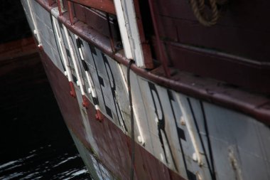 COPENHAGEN, DENMARK - 21 Eylül 2017: geleneksel ahşap bir teknenin kırmızı ve beyaz gövdesi. Yüksek kalite fotoğraf